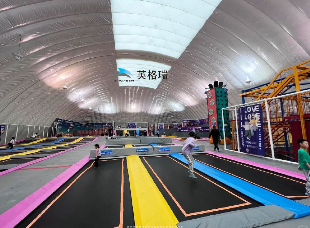 搭建一個(gè)氣膜蹦床館，為孩子們營造一個(gè)游樂天堂